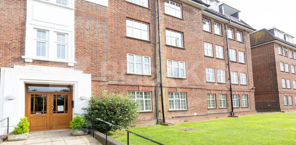 			NEW INSTRUCTION, 3 Bedroom, 1 bath, 1 reception Flat			 Tudor Way, Acton Town